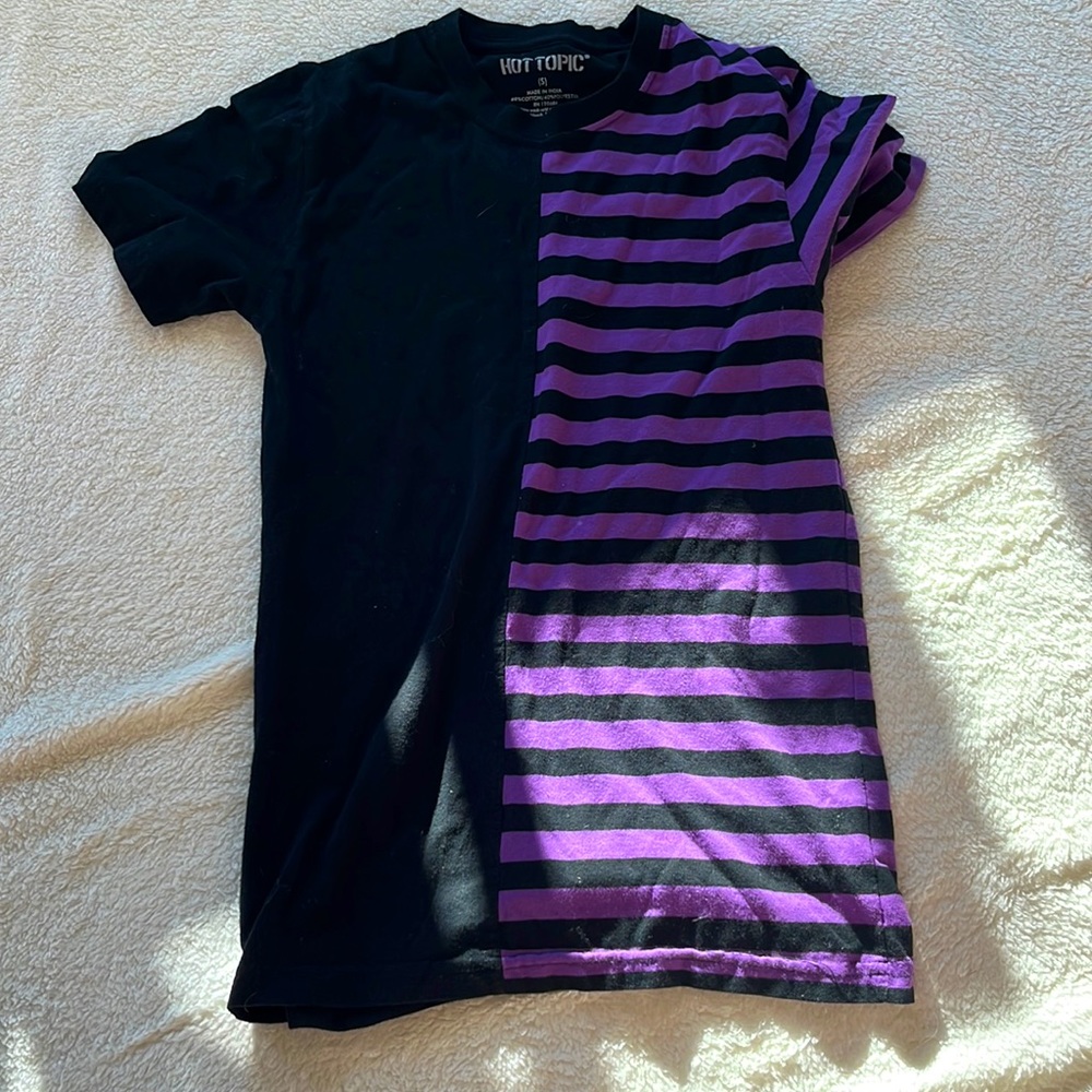 HOT TOPIC - T-shirt - slight signs of use - slightly used - Small